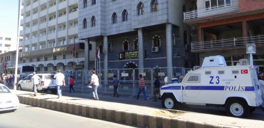 Polis Sur Belediyesi önünde kuş uçurtmuyor