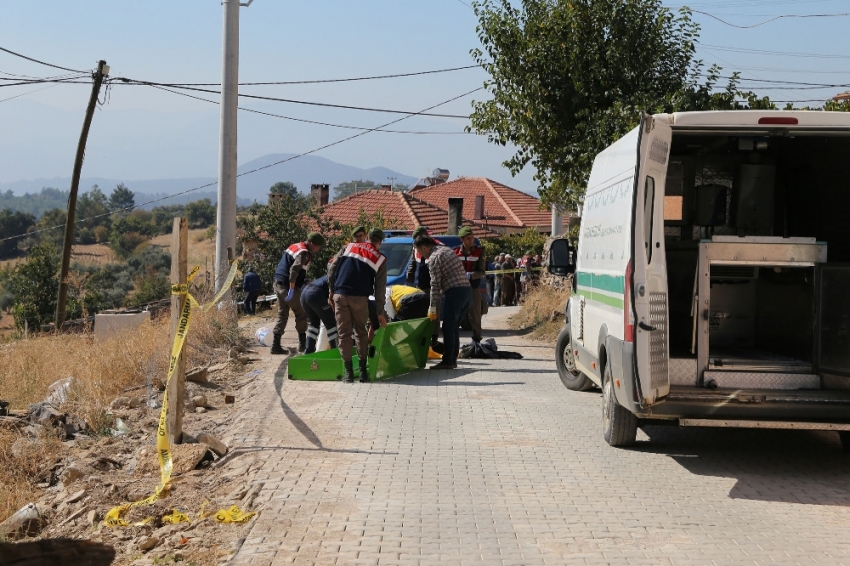 Balkona çıktı, yoldan geçen adamı vurdu