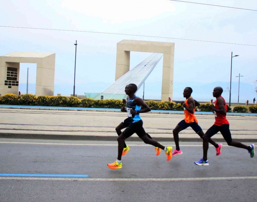 Maraton İzmir’de yeniden rekor kırıldı