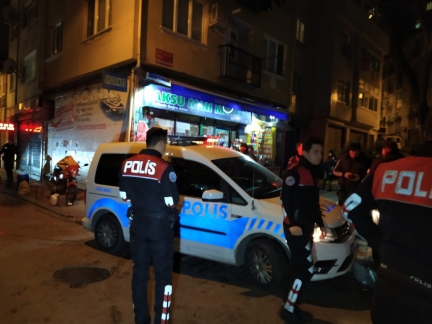 Beyoğlu’nda sokak ortasındaki kavga kanlı bitti: 1 yaralı