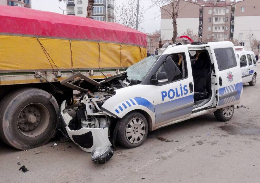 Polis aracı tıra çarptı...