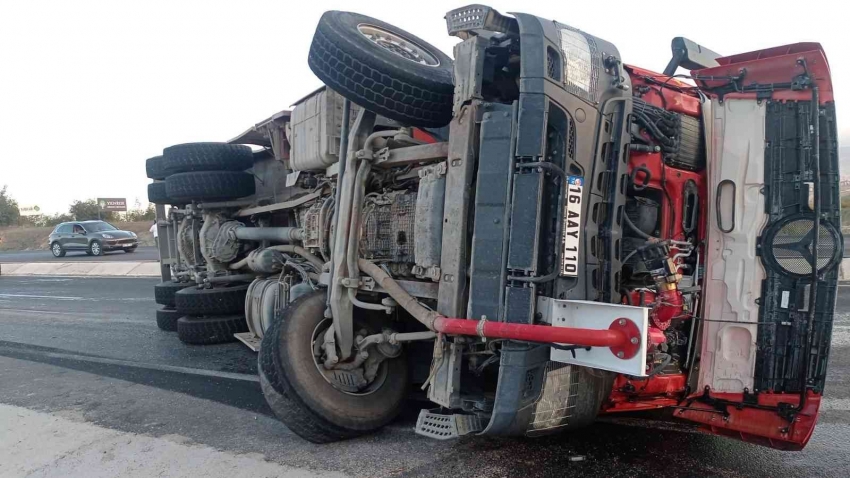 Bursa’da itfaiye aracı devrildi, 3 itfaiye eri yaralandı