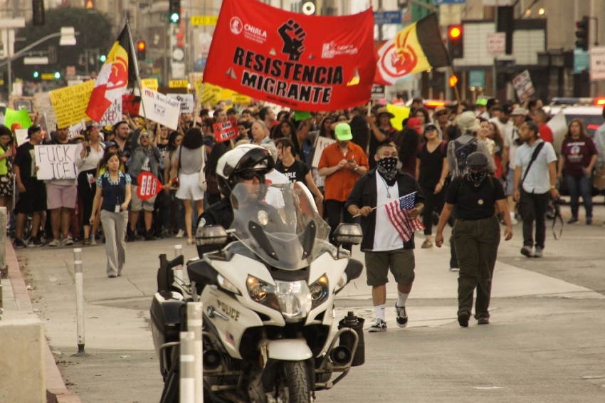 Los Angeles’ta binlerce kişi göçmen yasasını protesto etti