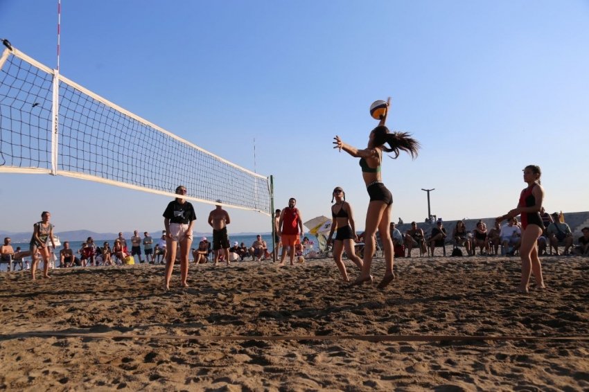 Sahiller plaj voleybolu ile renklendi