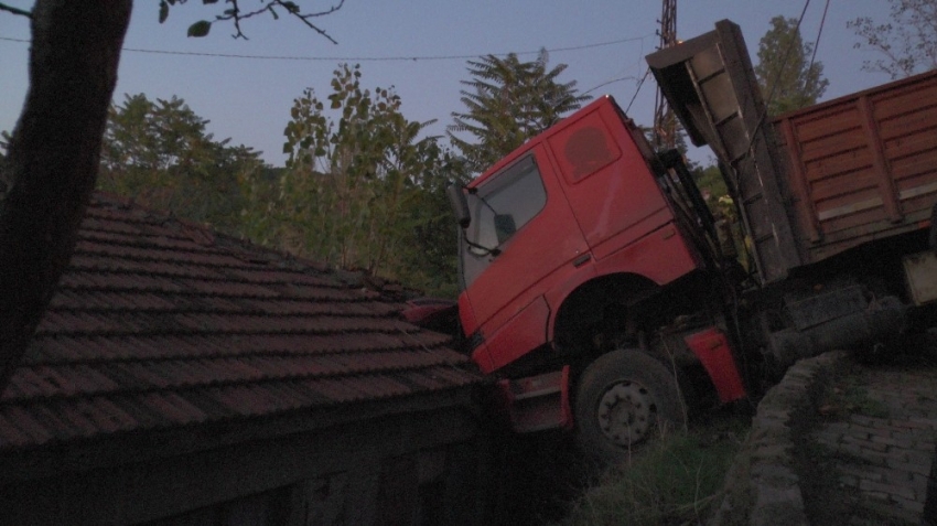 Freni boşalan kamyon gecekondunun çatısına uçtu