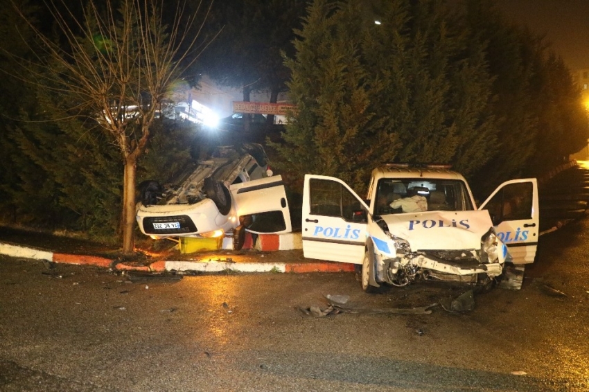 Polis otosu ile araç çarpıştı: 1’i polis 2 kişi yaralandı