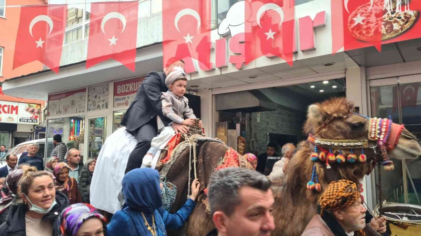 Sünnet çocuğunu deveyle ilçede gezdirdiler, görenler şaşkınlığını gizleyemedi