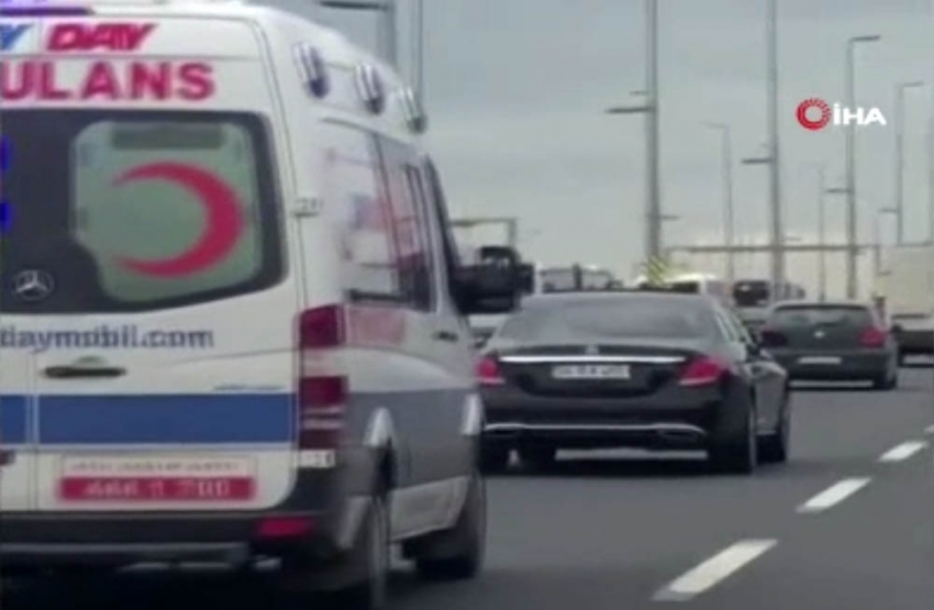 Ambulansa yol vermemek için yaptıkları pes dedirtti