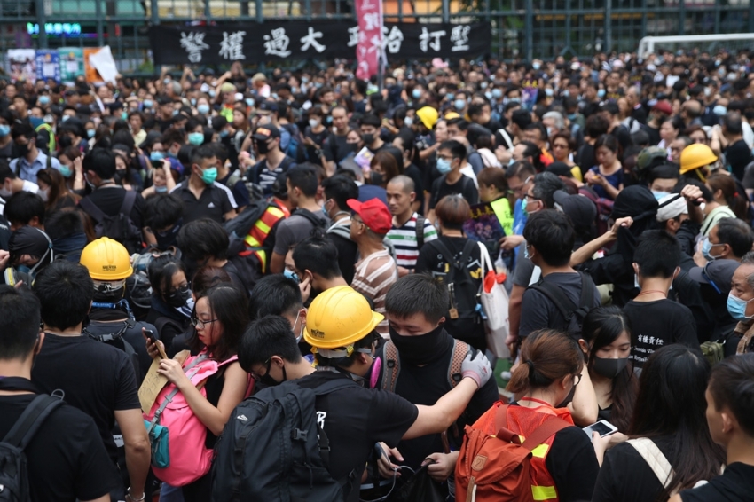 Hong Kong’da hükumet karşıtları sokağa döküldü