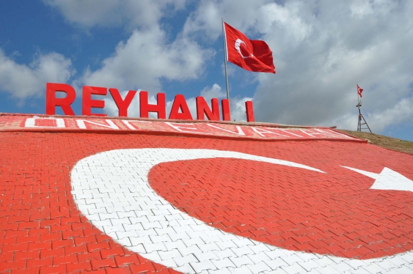 Bayrak Tepe’ye dev Türk bayrağı ve ışıklı ’Reyhanlı’ tabelası