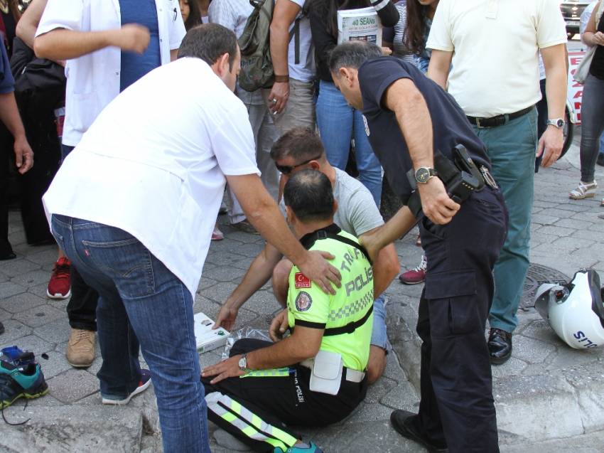 Trafik polisi kazada yaralandı