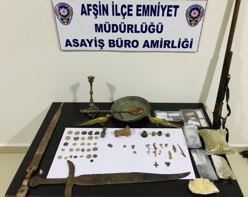 Polisten şok baskın, uyuşturucu ve 57 adet tarihi eser ele geçirildi