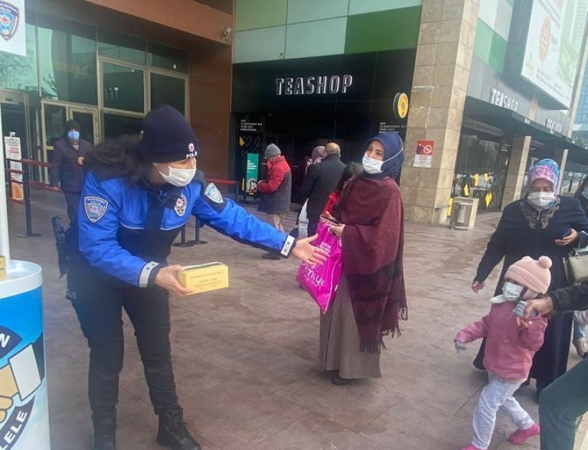 Polis kandil simidi dağıttı