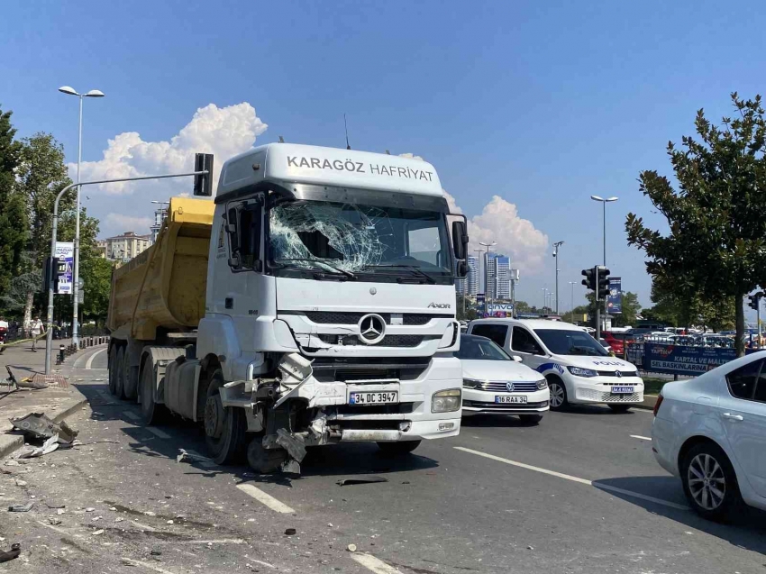 Hafriyat kamyonu, scooter yüklü panelvan minibüse çarptı