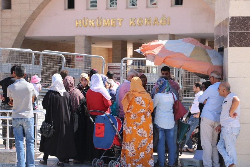 “Kanada’ya mülteci alınacak” yalanı, Suriyelileri valilik binasına akın ettirdi