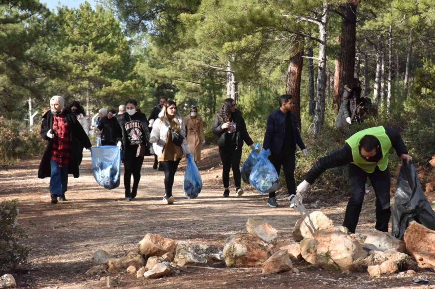 Yabanı hayvanlara yem bıraktılar, ormanda çöp topladılar