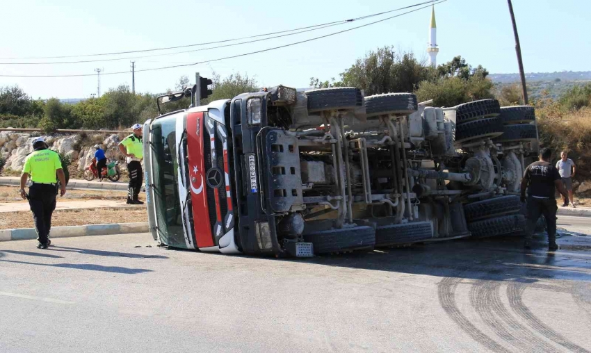 Tır ile beton mikseri çarpıştı: 1 yaralı