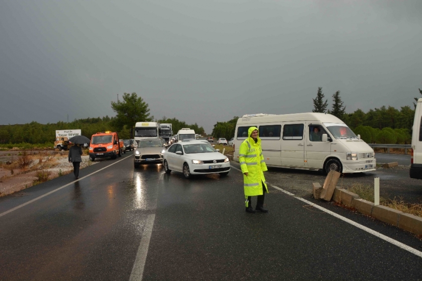 Sağanak yağış trafiği vurdu