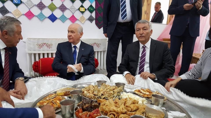 Bahçeli, yer sofrasında yöresel yemeklerin tadına baktı