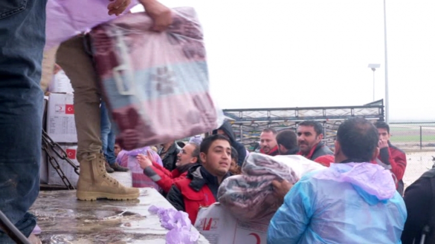 Türk Kızılayı Azez’de yardım dağıttı