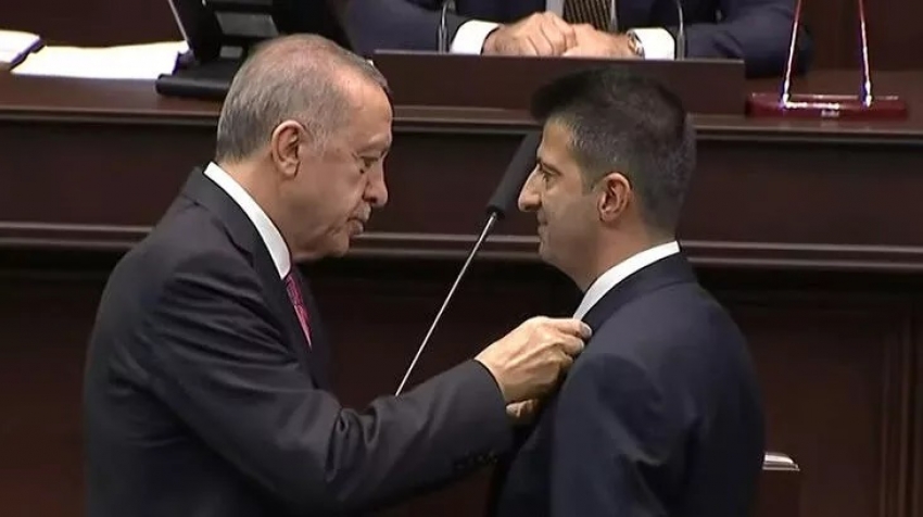 AK Parti'ye katılan Mehmet Ali Çelebi'ye rozetini Erdoğan taktı