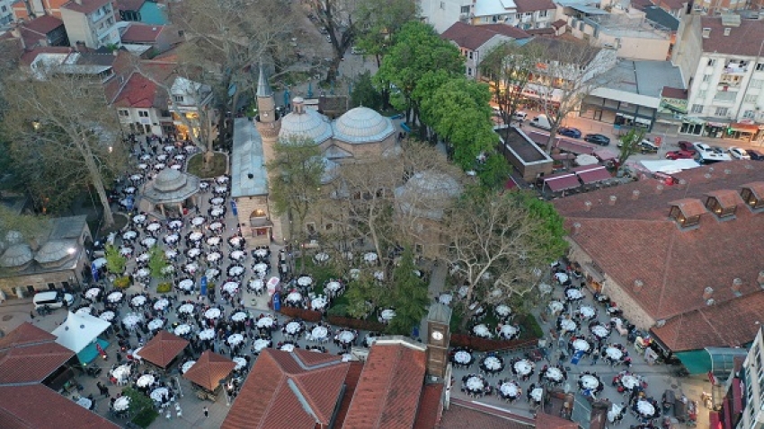 İnegöl'ün tarihi meydanında iftar 