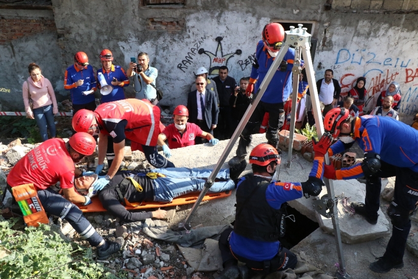 7.2’lik deprem tatbikatı gerçeğini aratmadı