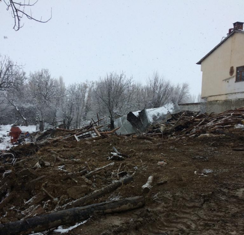 Isparta’da 3 kardeşin can verdiği yangında ailesinin feryatları yürekleri dağladı