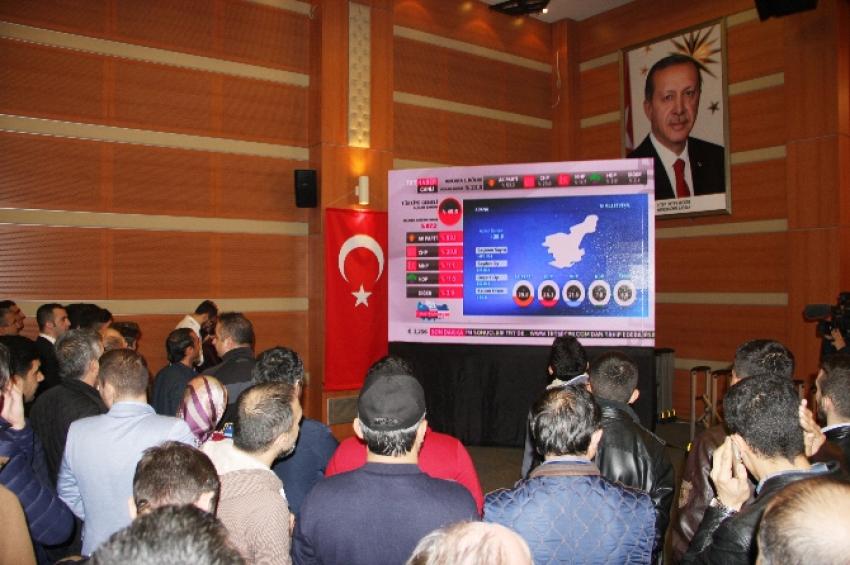 AK Parti’de yüzler gülüyor