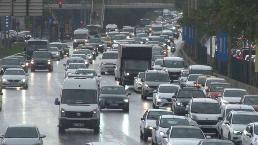 Yağmur başladı, trafik yoğunluğu arttı