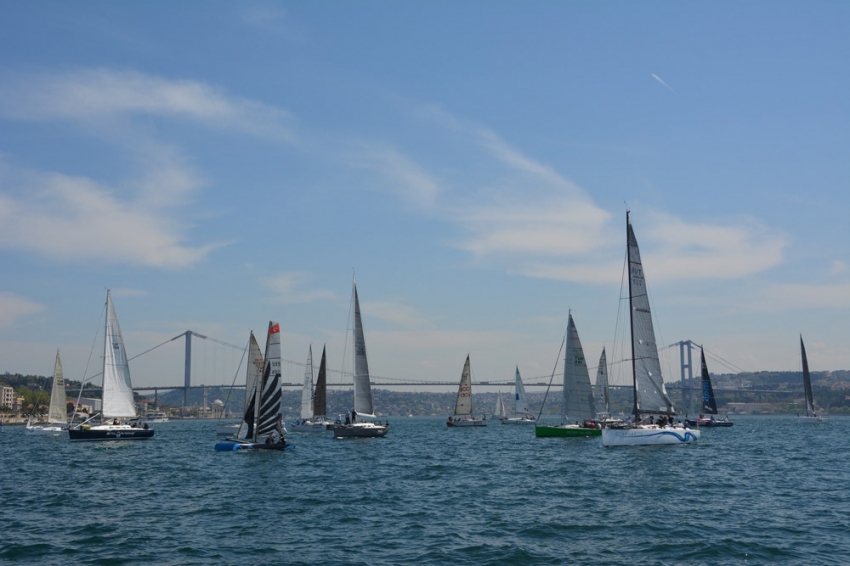 Yelkenler İstanbul Boğazı’nı süsledi