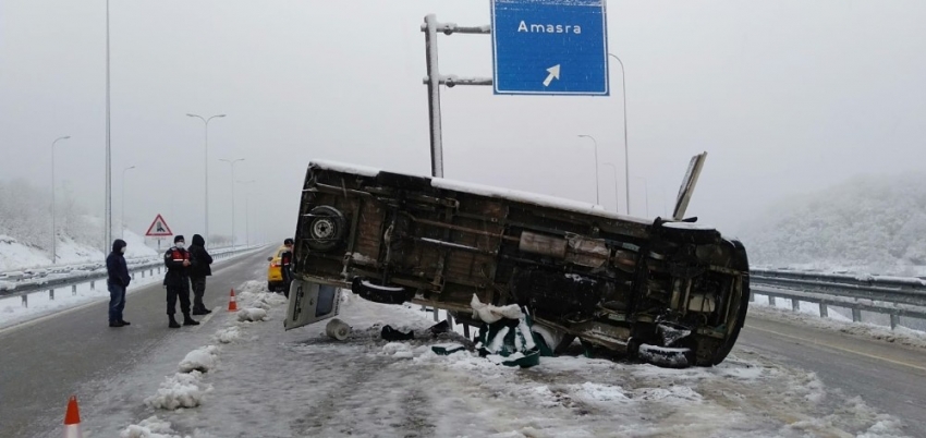 İşçi servisi devrildi: 11 yaralı