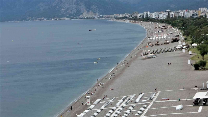 Milyonlarca turistin akın ettiği dünyaca ünlü sahilde yağmur sessizliği