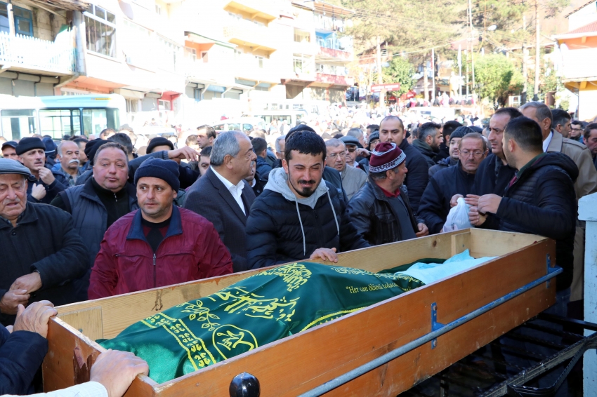 Acısına dayanamadığı oğlunun yanında toprağa verildi