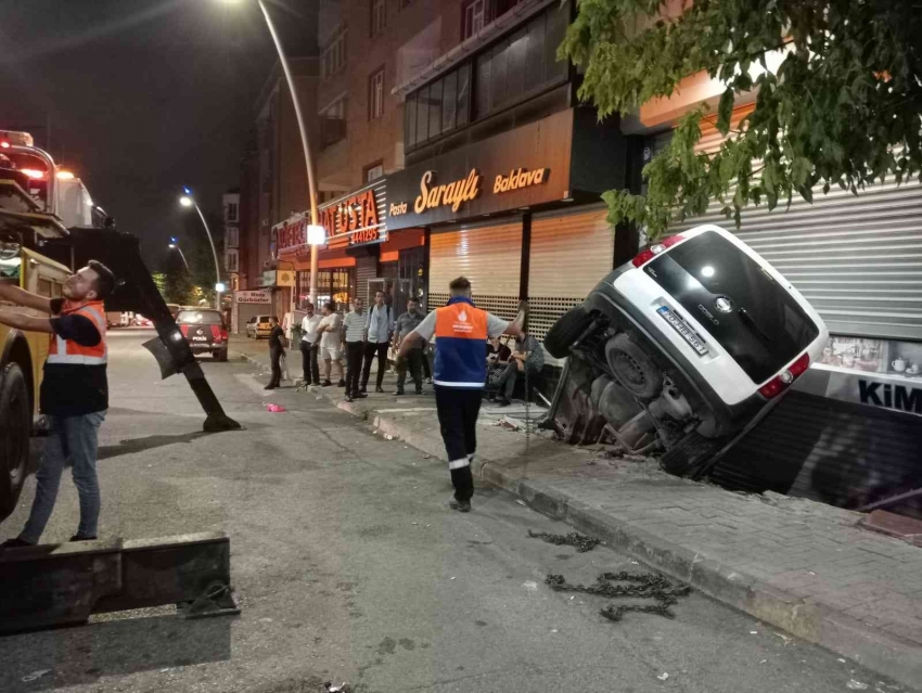 Hafif ticari araç, dükkan ile kaldırım arasındaki boşluğa düştü