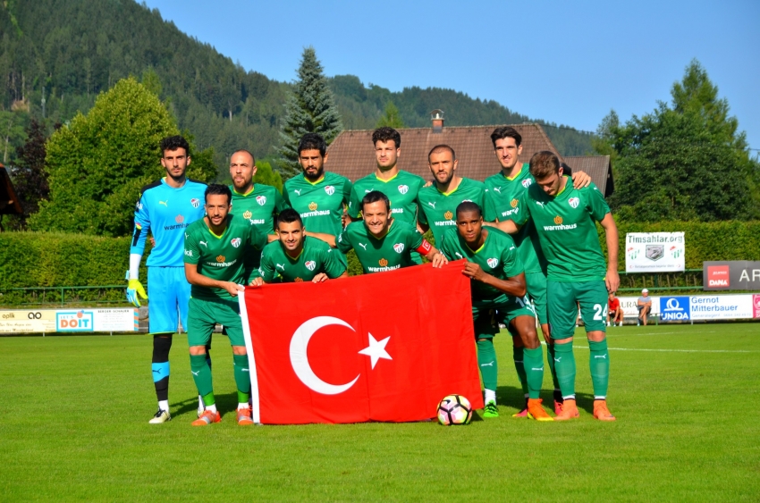 Bursaspor Türk Bayrağı ile sahaya çıktı