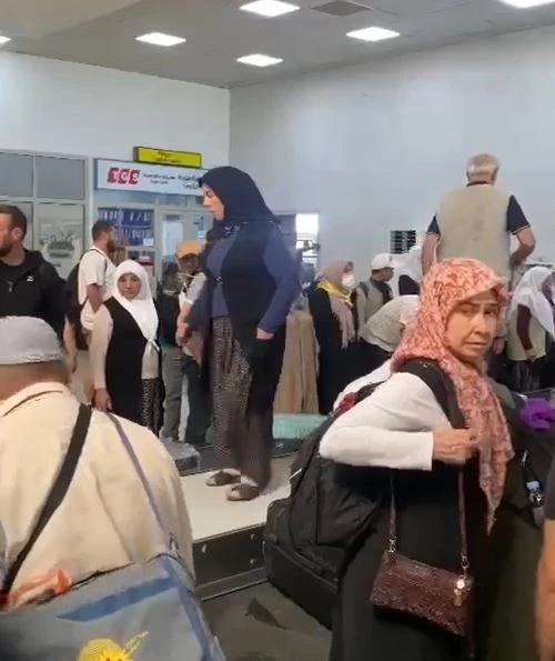 Adana’da hacdan dönen vatandaşlar izdiham sonrası valizlerine bandın üzerine çıkarak ulaşmaya çalıştı
