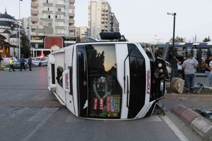 Adana’da sinyalizasyon direğine çarpan yolcu minibüsü devrildi: 3 yaralı
