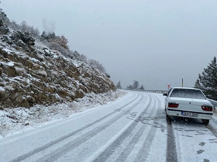 Adana’nın yüksek kesimlerine kar yağdı
