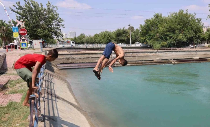 Adana polisi sulama kanallarında yüzen çocukları uyarıp, havuza götürme sözü verdi
