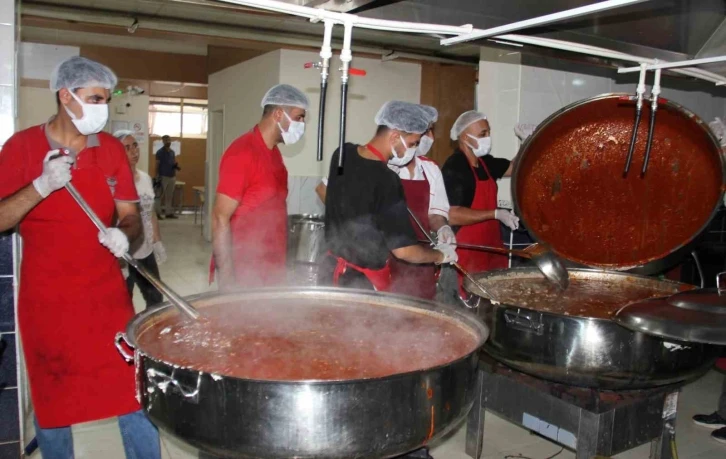 Adıyaman’da 40 noktadaki yemek dağıtımı sürüyor
