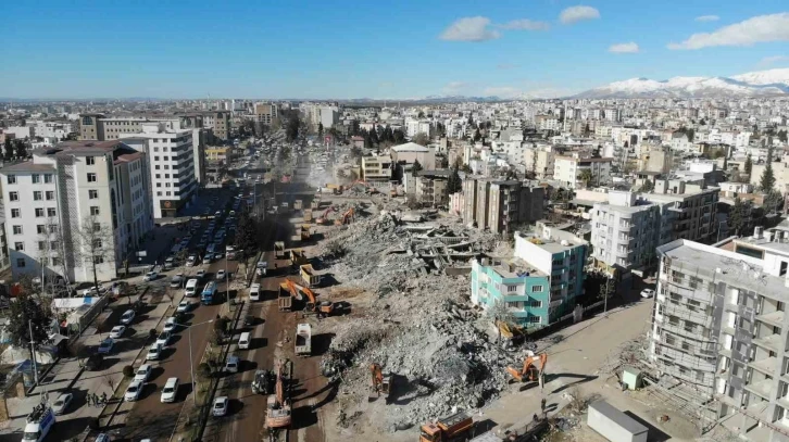 Adıyaman’da enkaz çalışmaları tüm hızıyla sürüyor