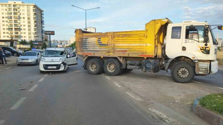 Adıyaman’da kamyon ile hafif ticari araç çarpıştı: 2 yaralı
