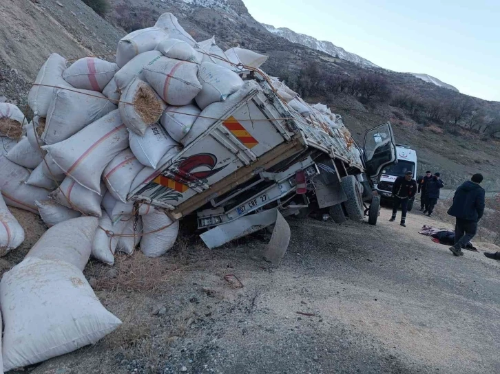 Adıyaman’da saman yüklü kamyon devrildi: 1 ölü
