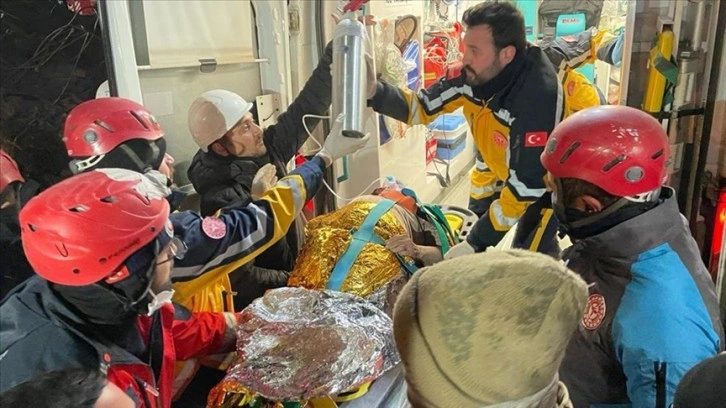 Adıyaman'da 77 yaşındaki kadın depremin 212. saatinde kurtarıldı