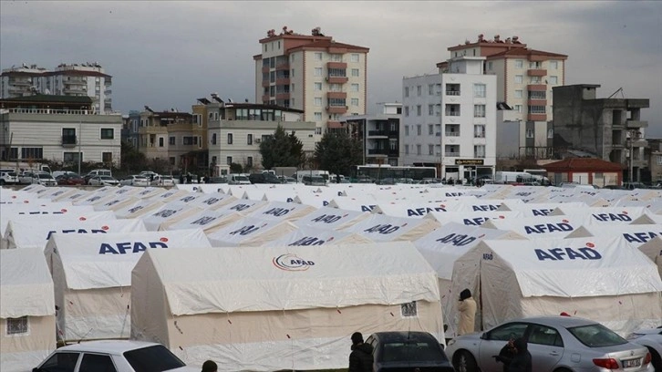 Adıyaman'da askerler depremzedeler için çadır kurdu