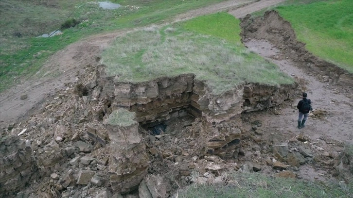 Adıyaman'da depremlerin ikiye böldüğü tepelik alan dronla görüntülendi