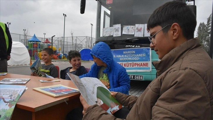 Adıyaman'da depremzede çocuklar gezici kütüphanede kitap okuyup oyunlar oynuyor