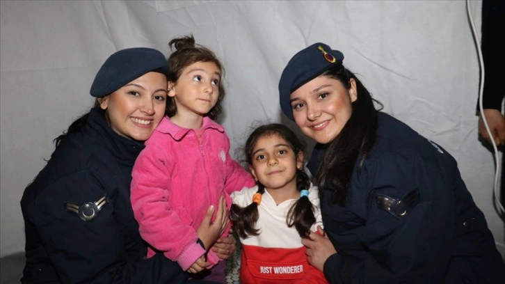 Adıyaman'da jandarmadan minik depremzedeye doğum günü sürprizi