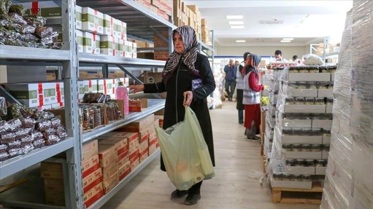 Adıyaman'da sosyal marketlerden günde 2 bin 300 aileye yardım yapılıyor